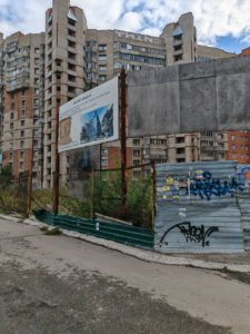 Жители Новосибирска провели пикет против стройки во дворе дома