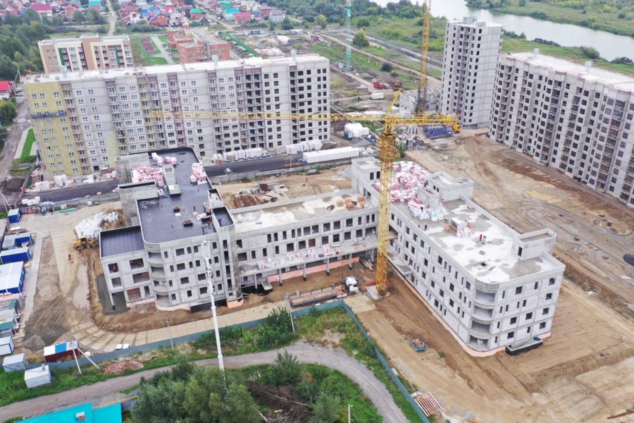 В новой поликлинике Ленинского района Новосибирска завершают возведение стен