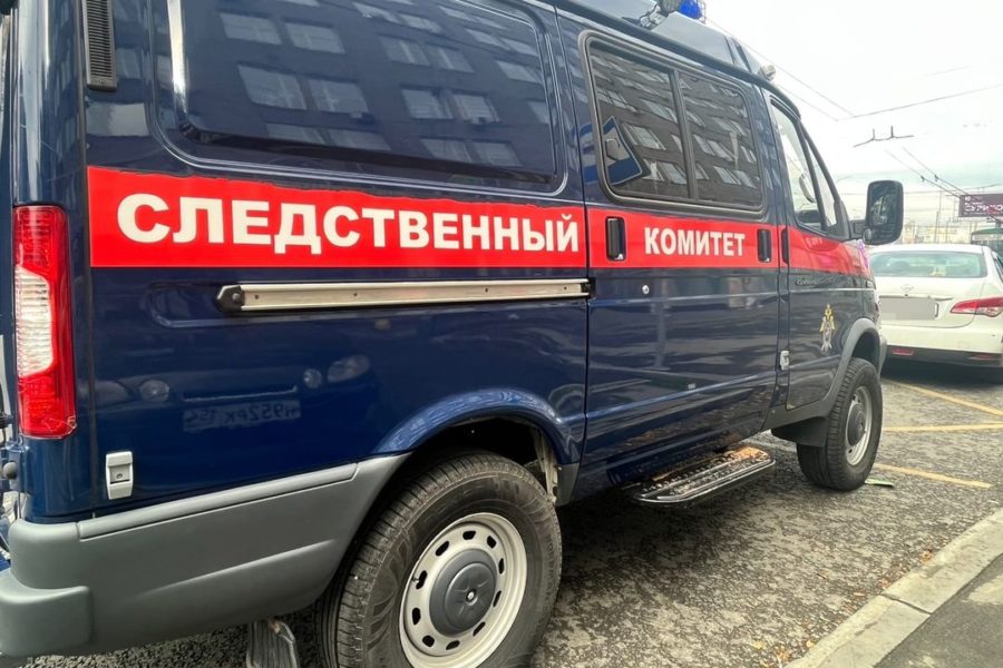 Мертвого полицейского нашли во дворе жилого дома под Новосибирском