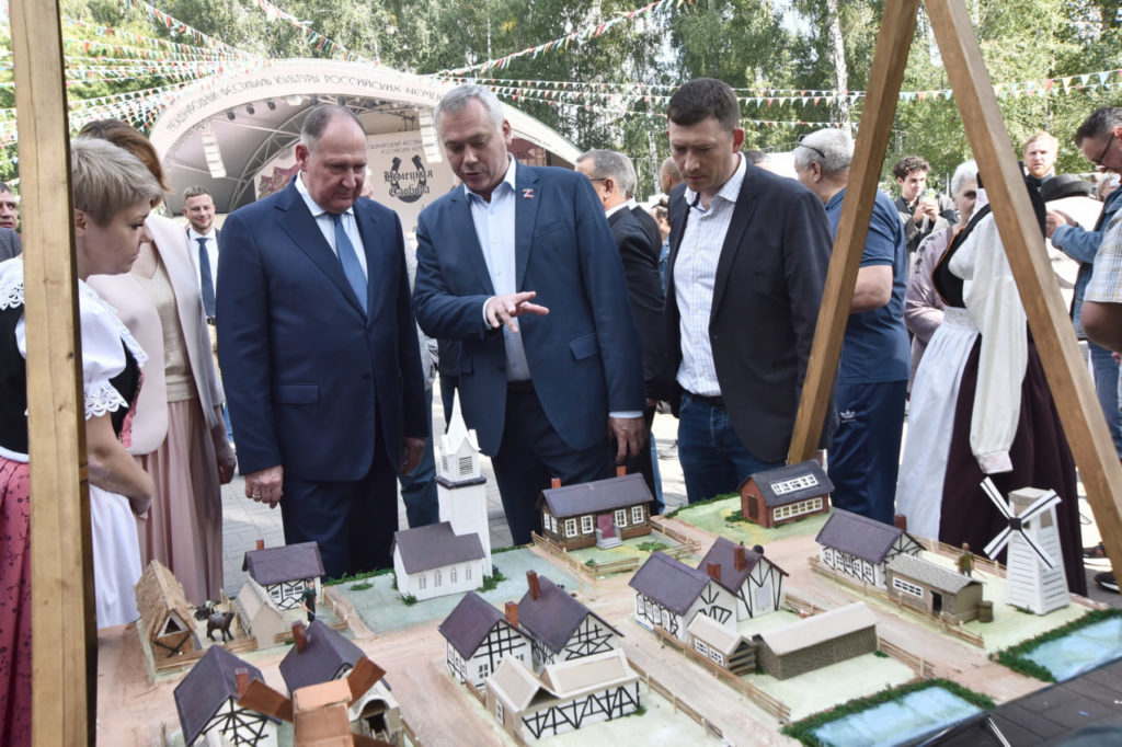 Губернатор Андрей Травников вместе с новосибирцами принял участие в национальном празднике