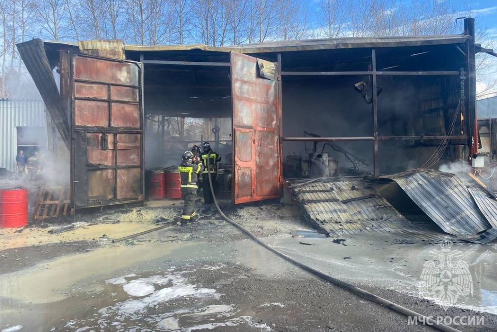 Пожарные потушили склад с наполнителем для подушек под Новосибирском