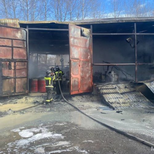 Пожарные потушили склад с наполнителем для подушек под Новосибирском