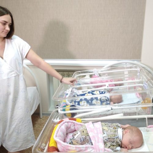 Девочки-тройняшки родились в молодой семье под Новосибирском