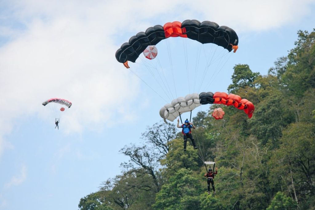 Новосибирские спортсмены прыгнули с моста Скайбридж в Сочи (видео)