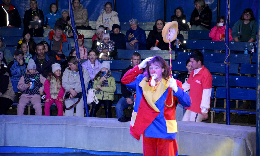 Клоун кемерово. Цирк Новосибирск клоуны. Цирк Луппервиль Новосибирск клоун.