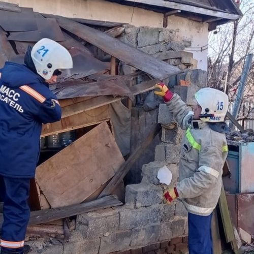 Пристройка к жилому дому 77-летней бабушки рухнула в Новосибирске