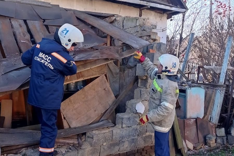 Пристройка к жилому дому 77-летней бабушки рухнула в Новосибирске