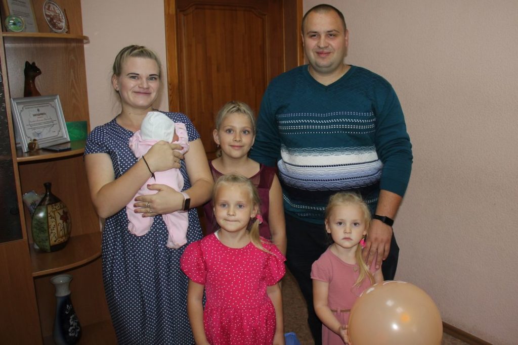 «Василина ― в честь отца»: сибиряк в четвертый раз сходил в роддом за дочкой