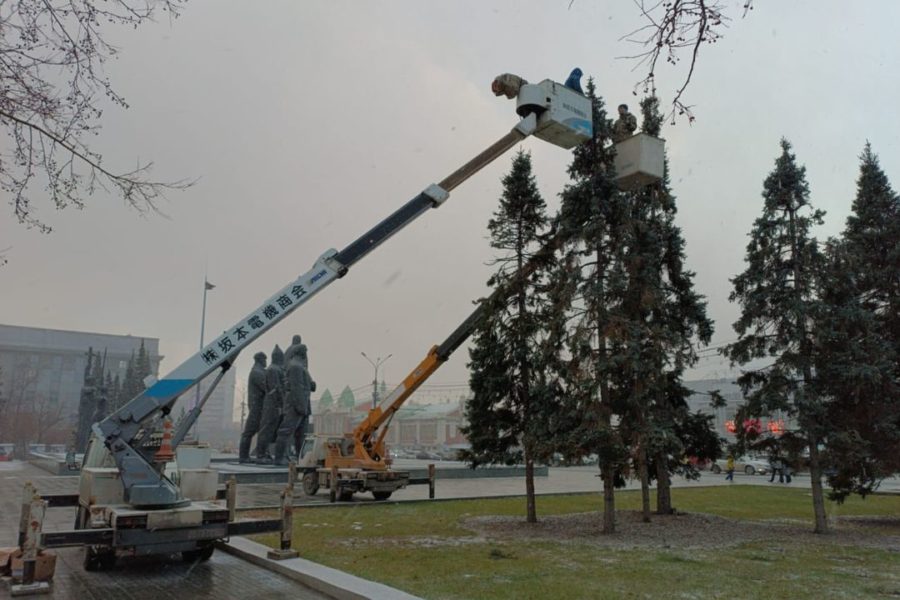 Новосибирск начали украшать к Новому году