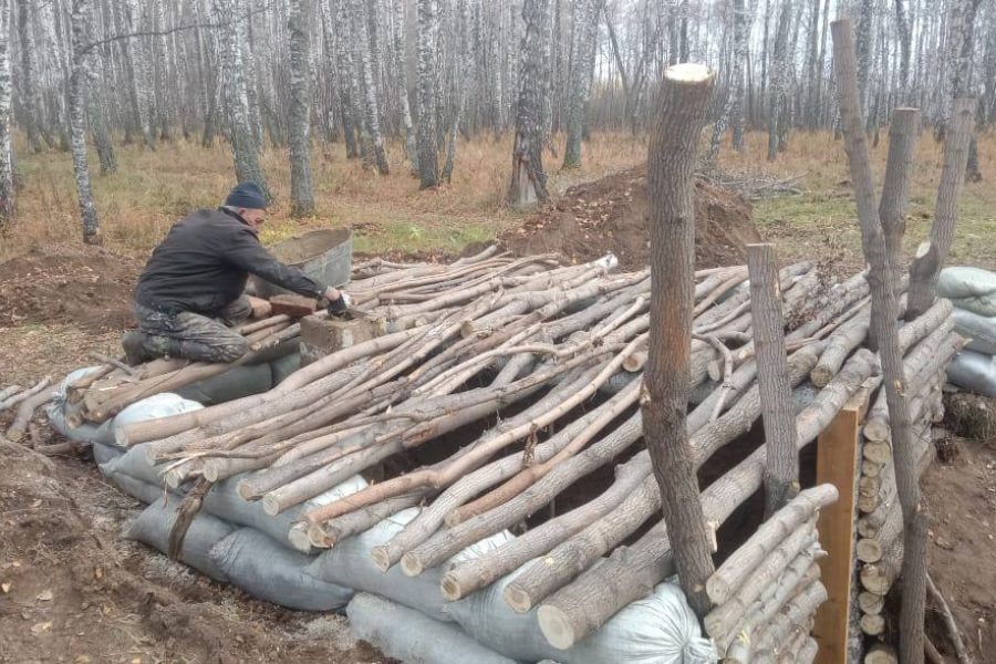 Жители села Карасёво копают большой блиндаж под Новосибирском