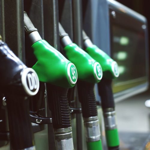 Дефицит бензина заметили горожане на автозаправках в Новосибирске