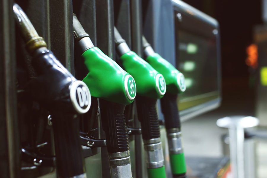 Дефицит бензина заметили горожане на автозаправках в Новосибирске