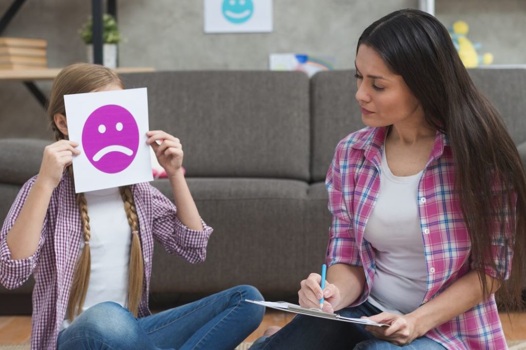 С семьей школьницы, которая порезала подругу под Новосибирском, будут работать психологи