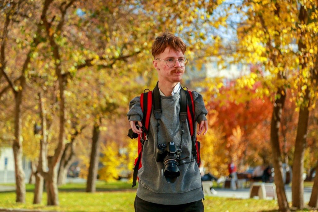 «Из того места»: фотограф с крошечными руками создает шедевры в Новосибирске