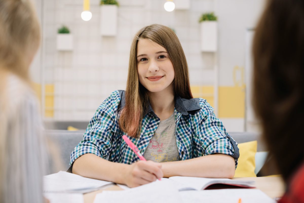 Бывший абитуриент. Photo the girl is studying and smiling language Practice.