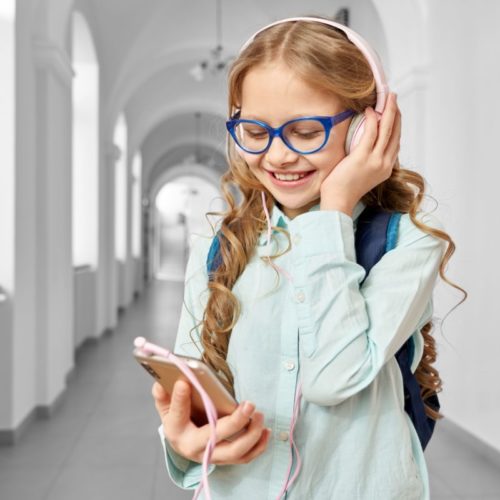 В школах запретят пользоваться мобильными телефонами во время уроков