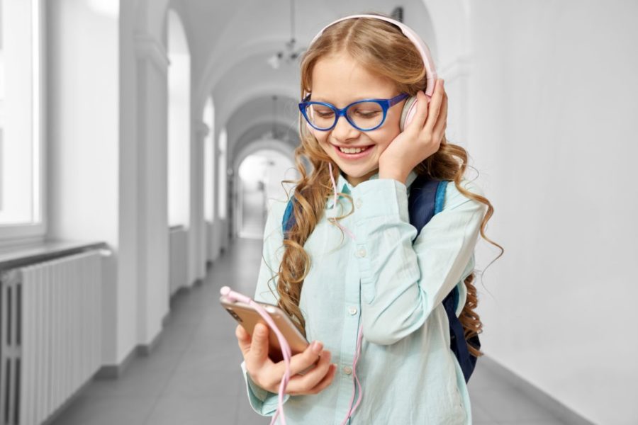 В школах запретят пользоваться мобильными телефонами во время уроков