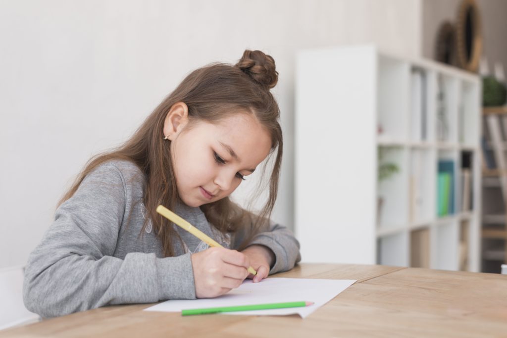 Девочка обклеила двор в Екатеринбурге объявлениями о поиске мужа для мамы