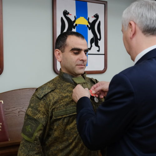 Медалью Суворова наградили военного врача из зоны СВО в Новосибирске