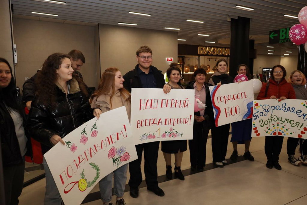 Толпа с цветами собралась в аэропорту Толмачево в Новосибирске