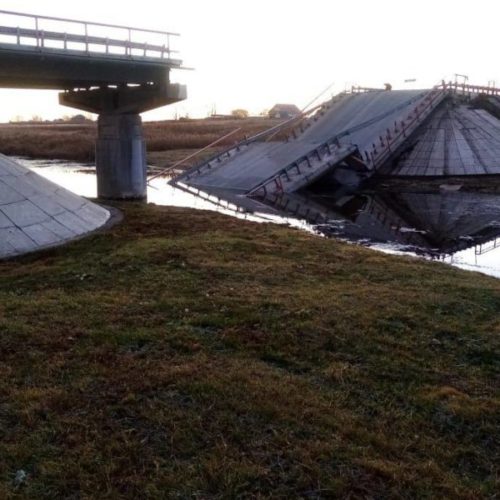 «Там явно не один большегруз проехал»: Травников об обрушении моста через Карасук