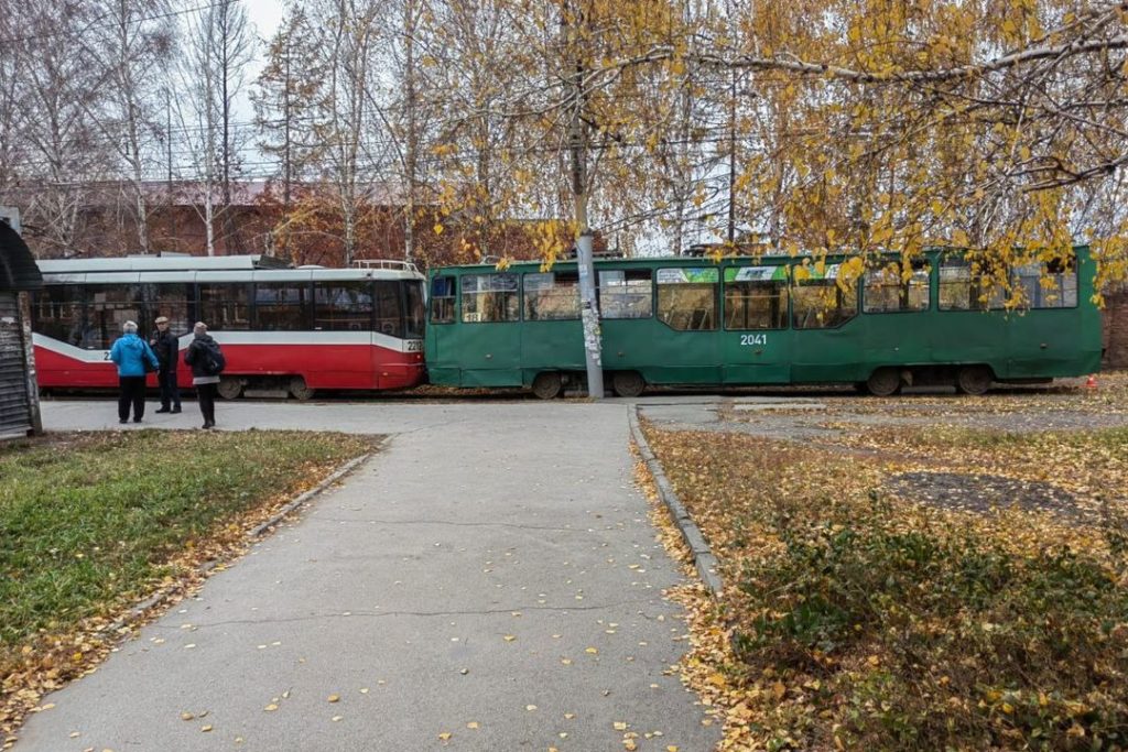 Рельсы не поделили: при столкновении трамваев в Новосибирске пострадали бабушки