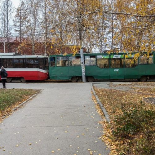 Рельсы не поделили: при столкновении трамваев в Новосибирске пострадали бабушки