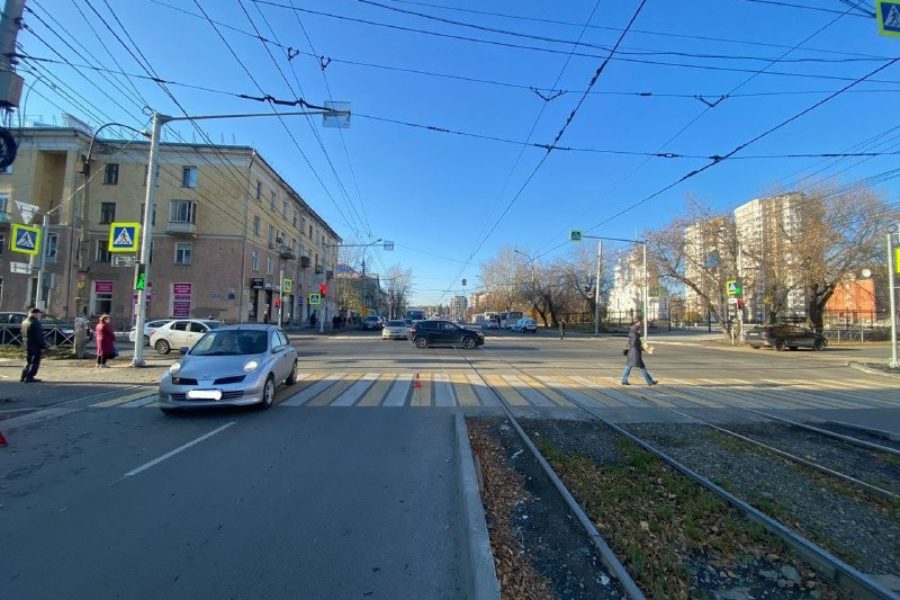 Женщина за рулем сбила 13-летнего мальчика, переходящего дорогу, в Новосибирске