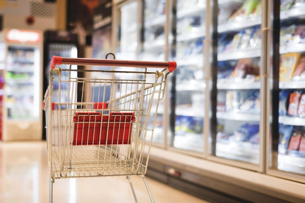 Продавца, который закрыл в холодильнике 9-летнего школьника, отдали под суд