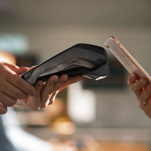 ВТБ подключил моментальную оплату товаров c помощью NFC-табличек в мебельной сети Hoff