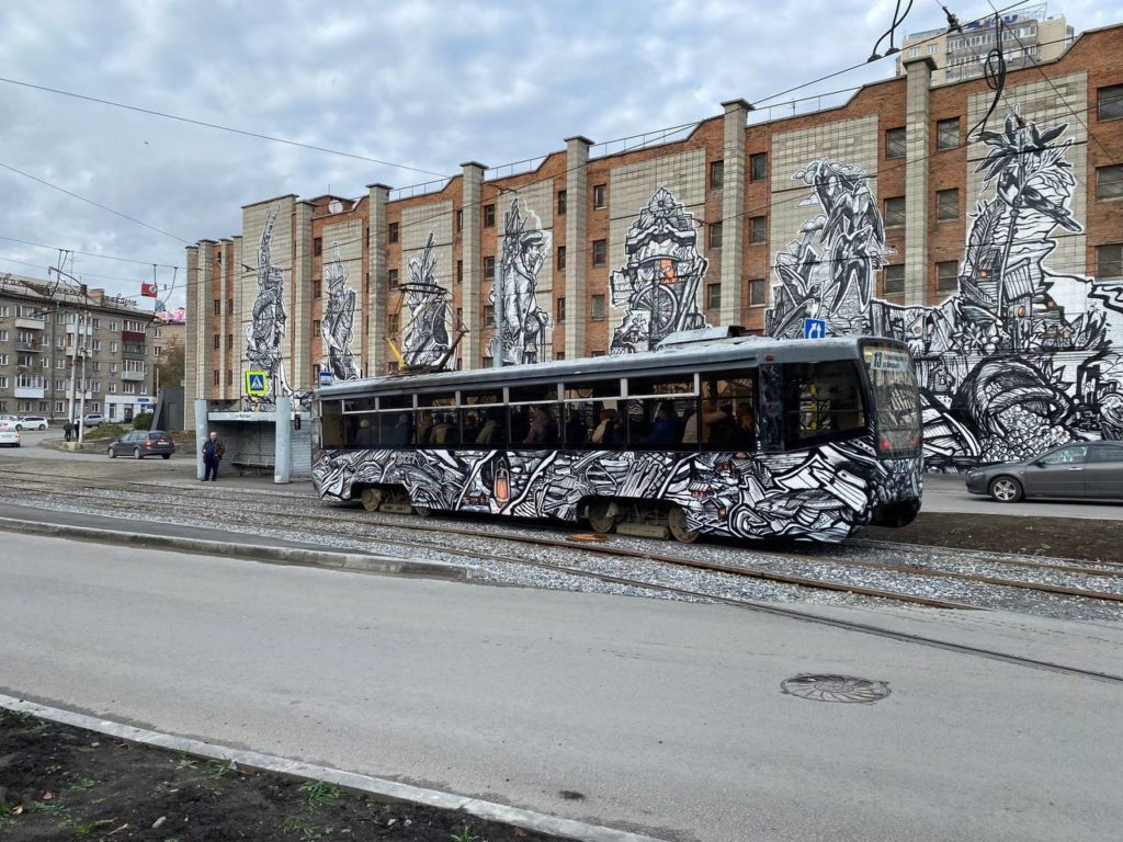 Уличный художник Wince раскрасил трамвай №13 в Новосибирске