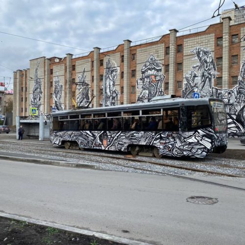 Уличный художник Wince раскрасил трамвай №13 в Новосибирске