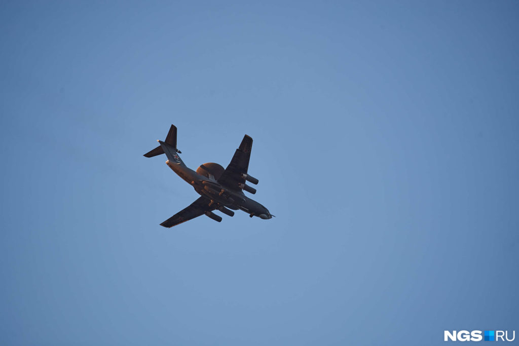 Странный самолет со «спутниковой тарелкой» был замечен в небе над Новосибирском