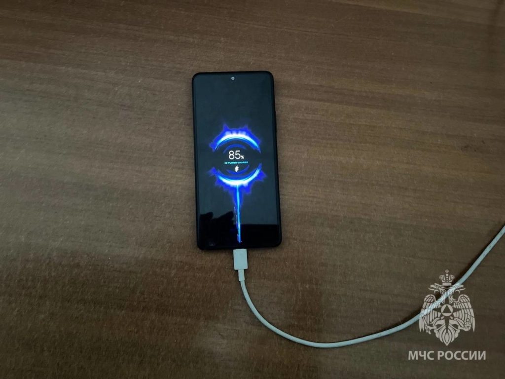 Школьник получил ожоги из-за зарядки телефона ночью в Новосибирске