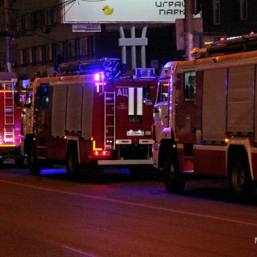 Пожар в небоскребе Новосибирска: пожарные могут эвакуировать только жителей 15 этажей