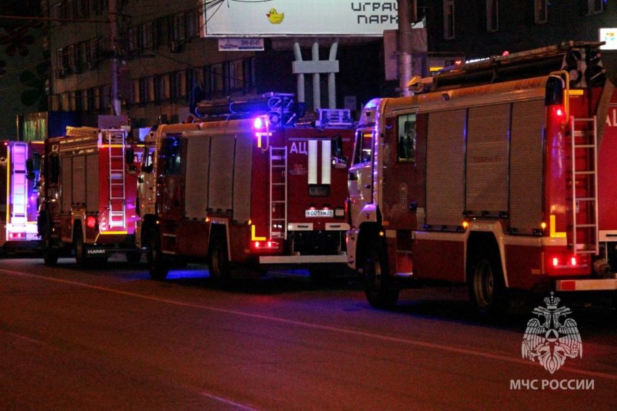 Пожар в небоскребе Новосибирска: пожарные могут эвакуировать только жителей 15 этажей