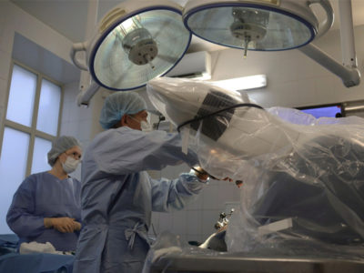 В Новосибирске робот Маko помогает проводить операции по протезированию суставов