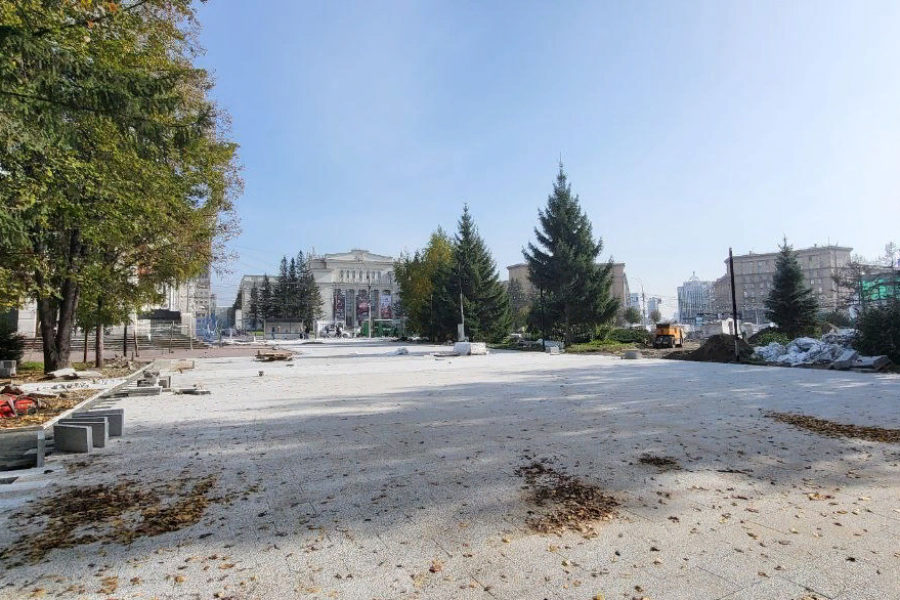 Поторопились: Первомайский сквер опять закрыли для новосибирцев