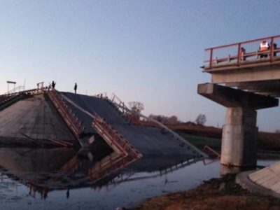 Автомобильный мост через реку Карасук обрушился в районе Новосибирска