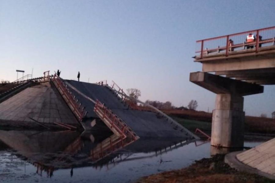 Автомобильный мост через реку Карасук обрушился в районе Новосибирска
