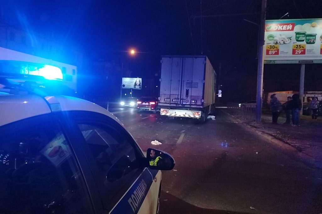 Грузовик раздавил пешеходов в Новосибирске: один человек погиб