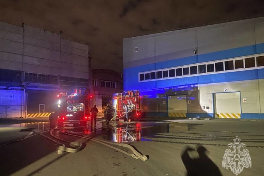 МЧС ликвидировали крупный пожар в производственном цехе Новосибирска