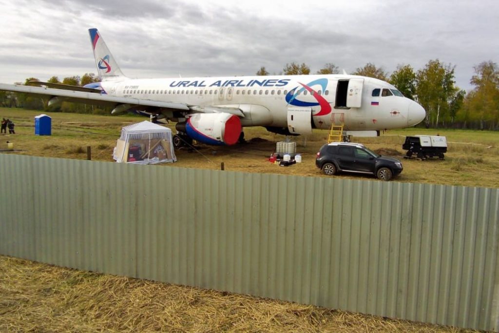 «Ты возьми себя в руки»: опубликованы последние переговоры пилотов, посадивших самолет в поле под Новосибирском