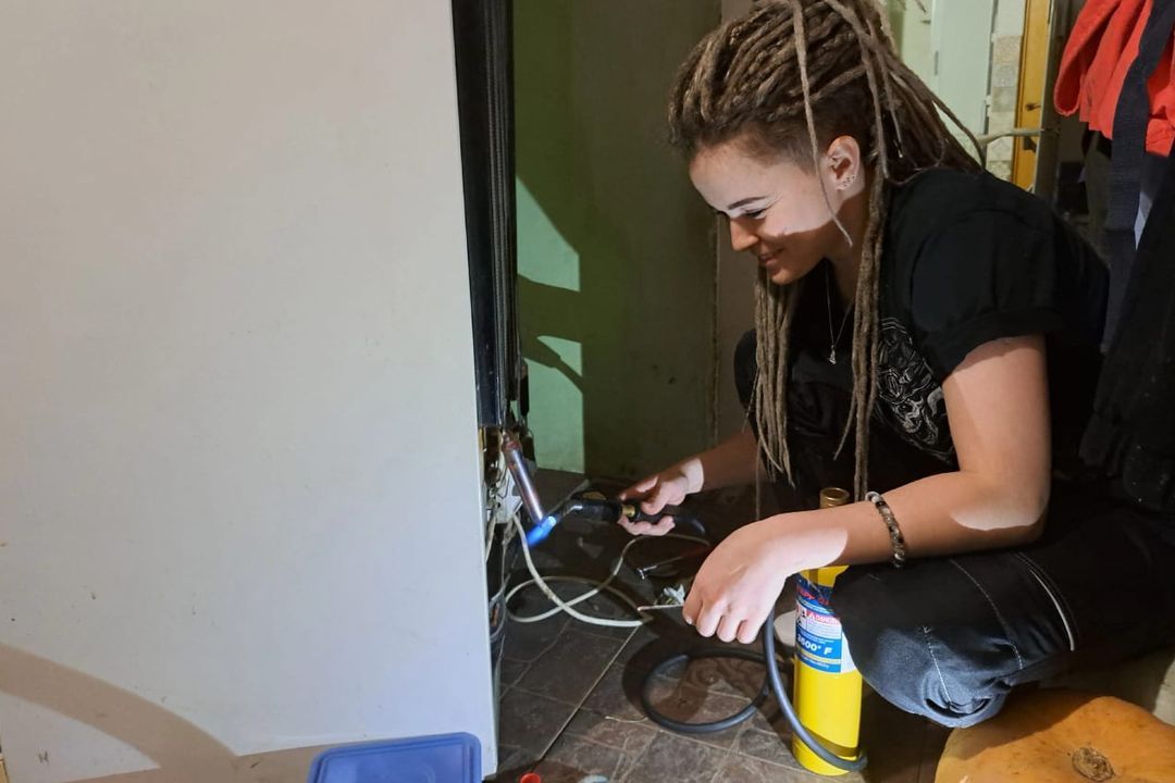 Отмороженная: миниатюрная блондинка стала мастером по ремонту холодильников в Новосибирске