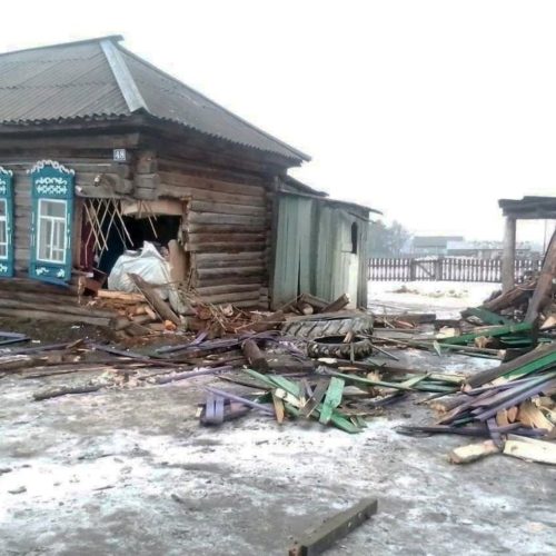 Водитель КАМАЗа врезался в жилой дом под Новосибирском