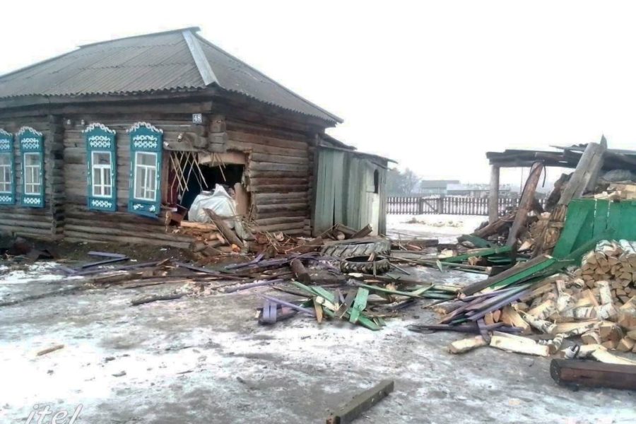 Водитель КАМАЗа врезался в жилой дом под Новосибирском