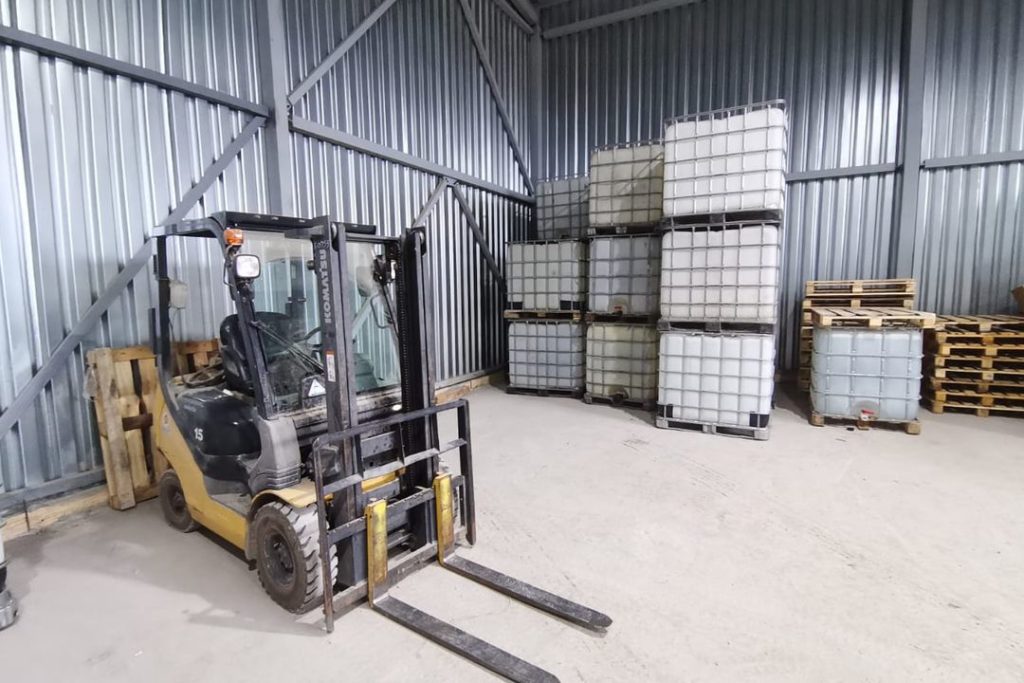 Снабжали спиртом весь СФО: оперативники накрыли незаконный бизнес трех жителей Новосибирска