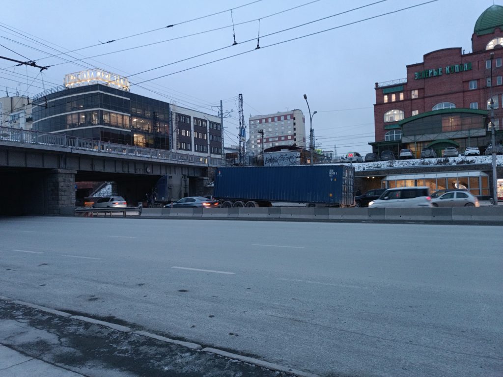 Фура потеряла прицеп под железнодорожным мостом в центре Новосибирска