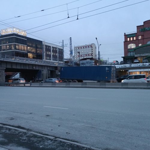 Фура потеряла прицеп под железнодорожным мостом в центре Новосибирска
