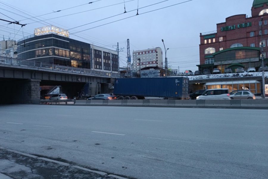 Фура потеряла прицеп под железнодорожным мостом в центре Новосибирска